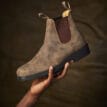en modell håller Blundstone 1306 chelseas (unisex)