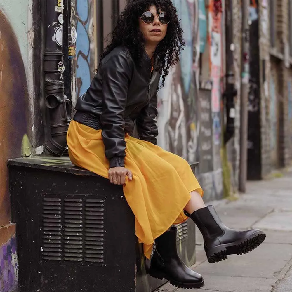 Kvinna som har på sig en gul klänning och Kavat Göteborg EP