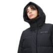 Närbild på en modell som har Röhnisch Suri Jacket vädertålig jacka (dam) och luvan uppe