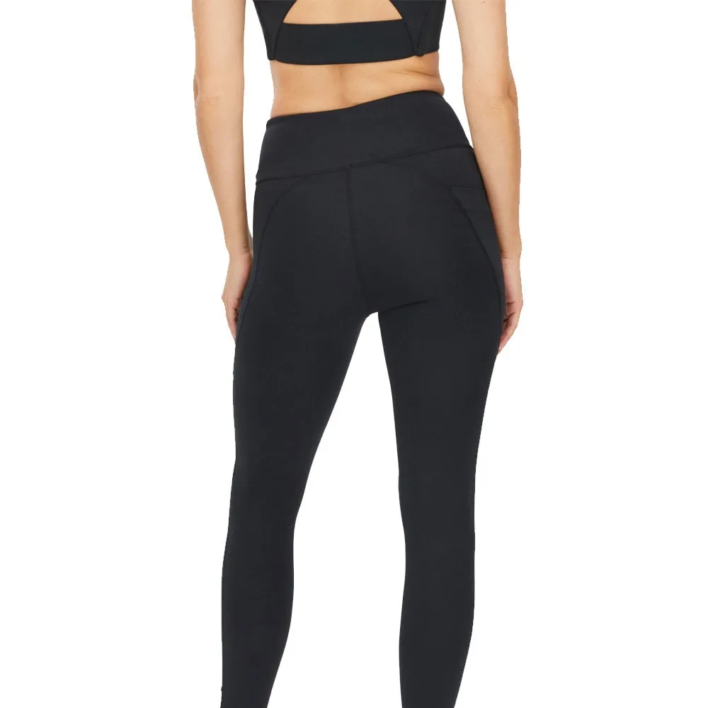 Närmare bild på en modell bakifrån som har Röhnisch Flattering High Waist Tights, Black på sig