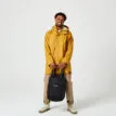 En modell som håller i Tretorn Wings flexpack i svart