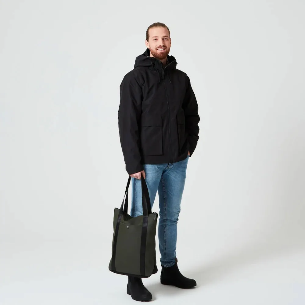 Tretorn Wings tote på en manlig modell