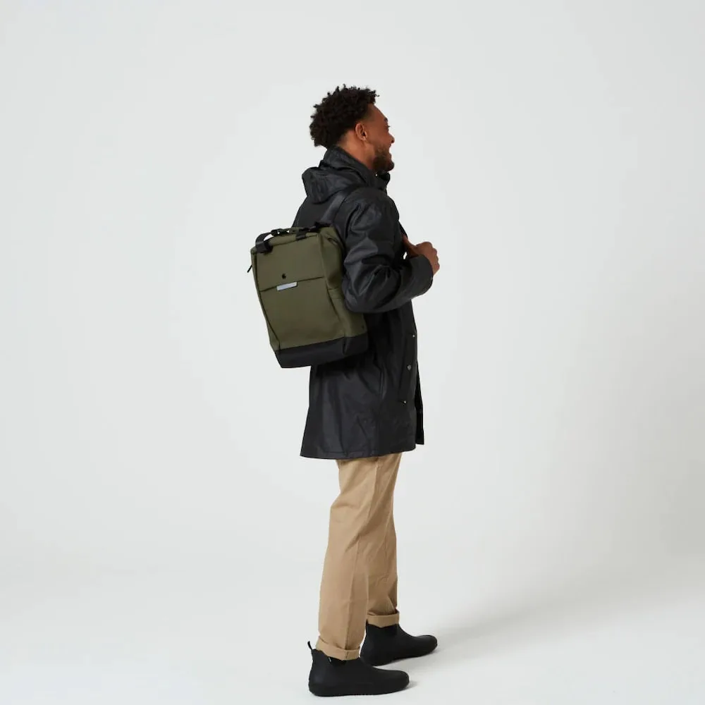 En modell som har på sig Tretorn Wings flexpack i grön