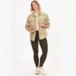 Wm Fairfax Lightweight Boyfriend Flannel på modell framifrån