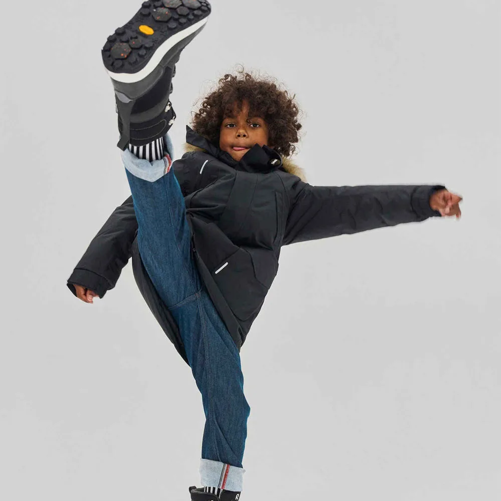 Reima Laplander 2.0 vattentäta vinterkängor (barn) på ett barn som sparkar