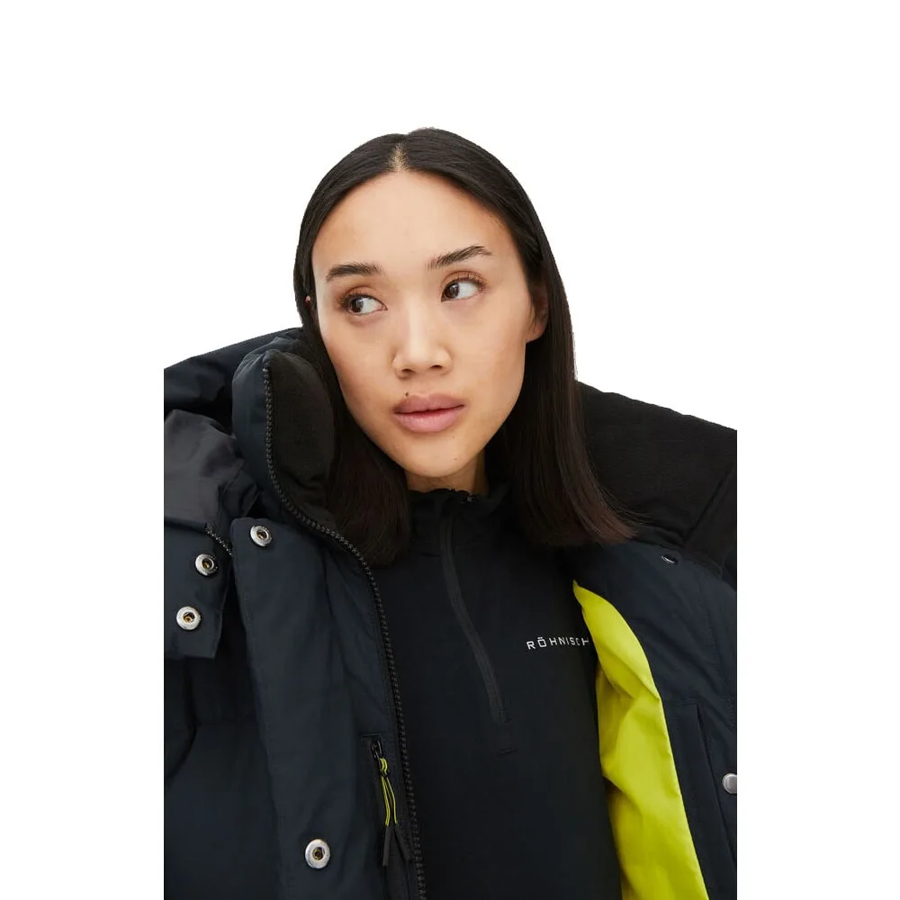 Närbild på Röhnisch Zoe Down Jacket, Black på en modell med öppen knäppning