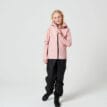 Tretorn Kids Packable rainset i light rose på en modell framifrån