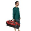 en modell håller i TRANSPORTER® WATERPROOF DUFFEL 70