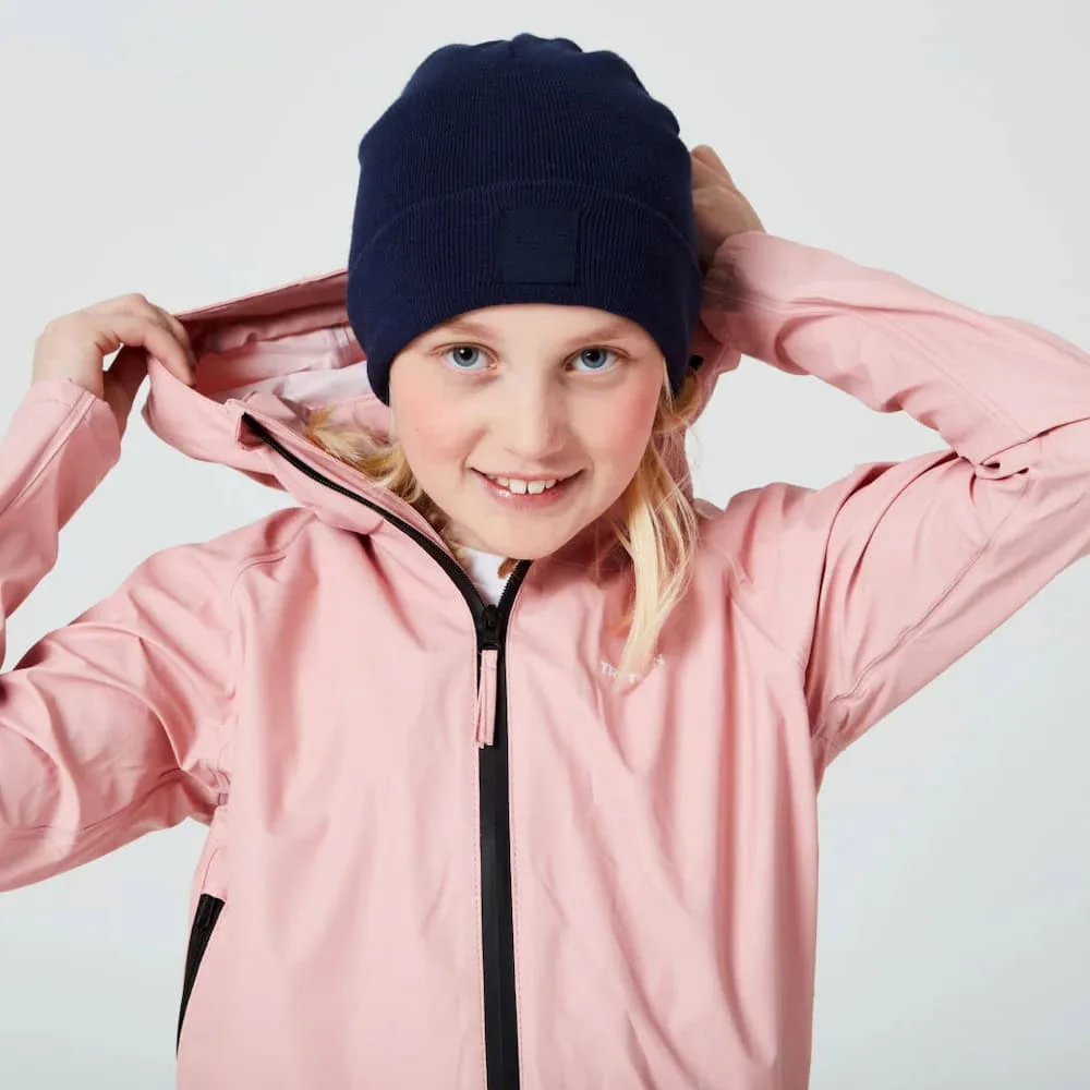 En flicka har på sig Tretorn Kids Packable rainset