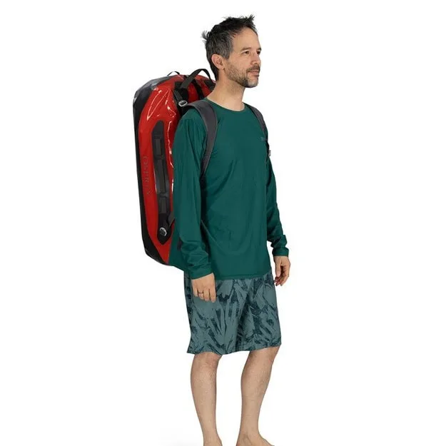 TRANSPORTER® WATERPROOF DUFFEL 70 på modell