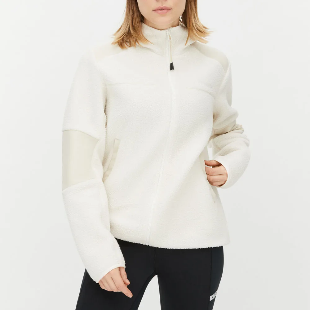 Röhnisch Wazzi Pile Hoodie, på en modell framifrån