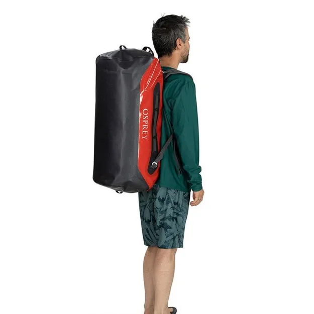 TRANSPORTER® WATERPROOF DUFFEL 70 på en modell bakifrån