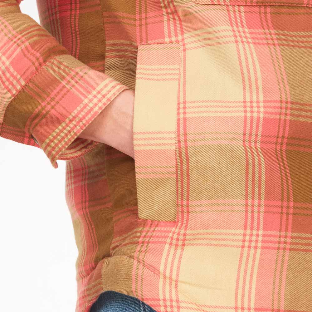 Ficka med modells hand i på Wm's Ridgefield Sherpa Flannel Jacket