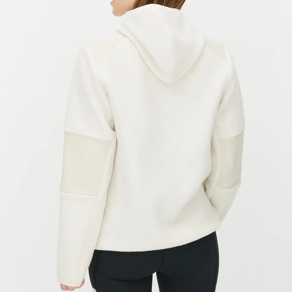 Röhnisch Wazzi Pile Hoodie, på en modell bakifrån