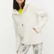 Röhnisch Wazzi Pile Hoodie, på en brunhårig modell som står framåtvänd
