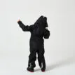 En pojke har påp sig Tretorn Kids Packable rainset och står och dansar