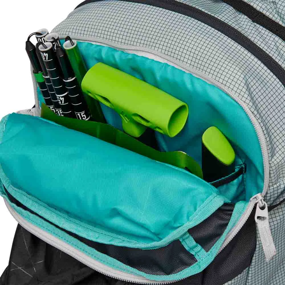 Ett öppet fack på Black Diamond Dawn Patrol 32L ryggsäck