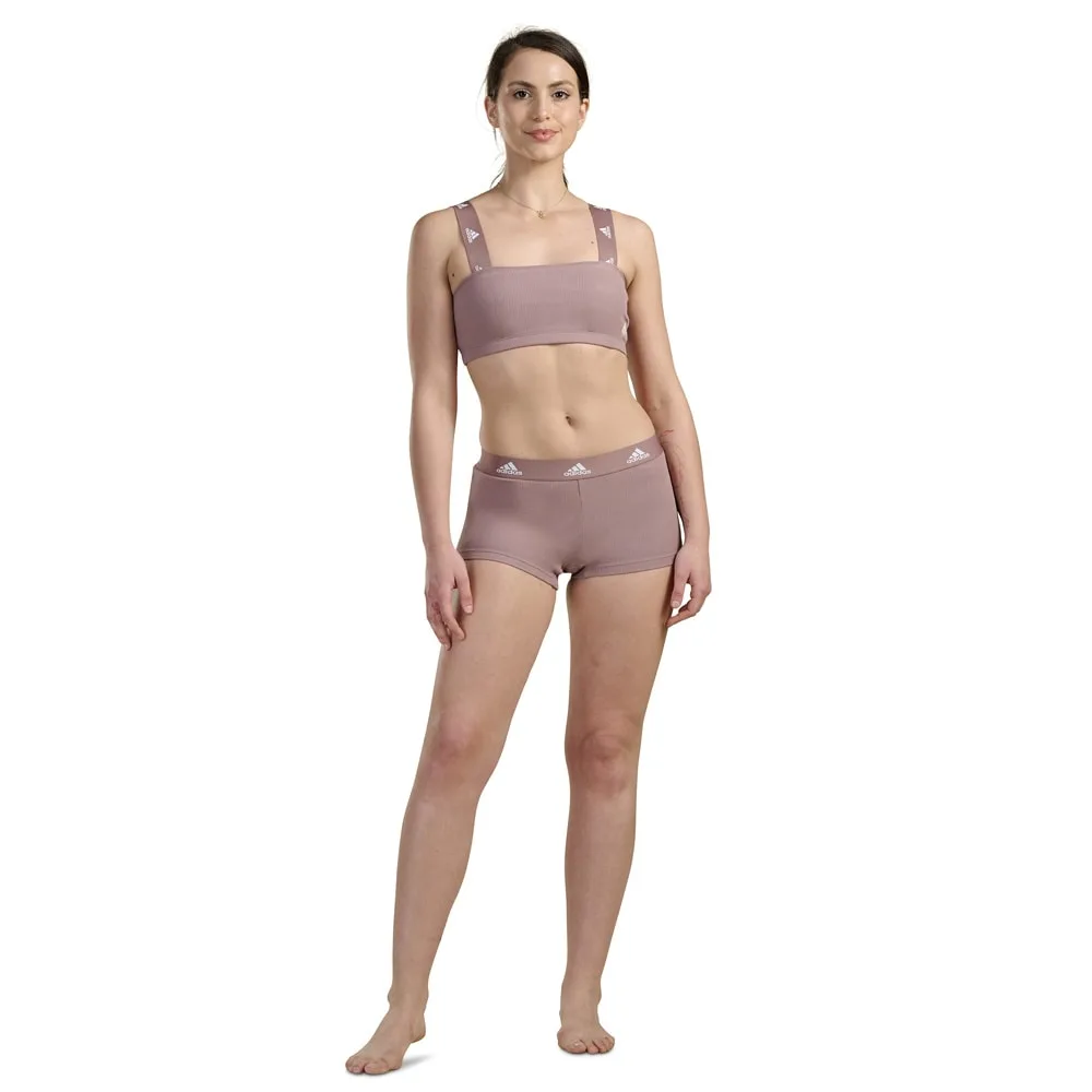 Kvinna som bär Adidas Girl Shorts boxers i färgen wonder Oxid