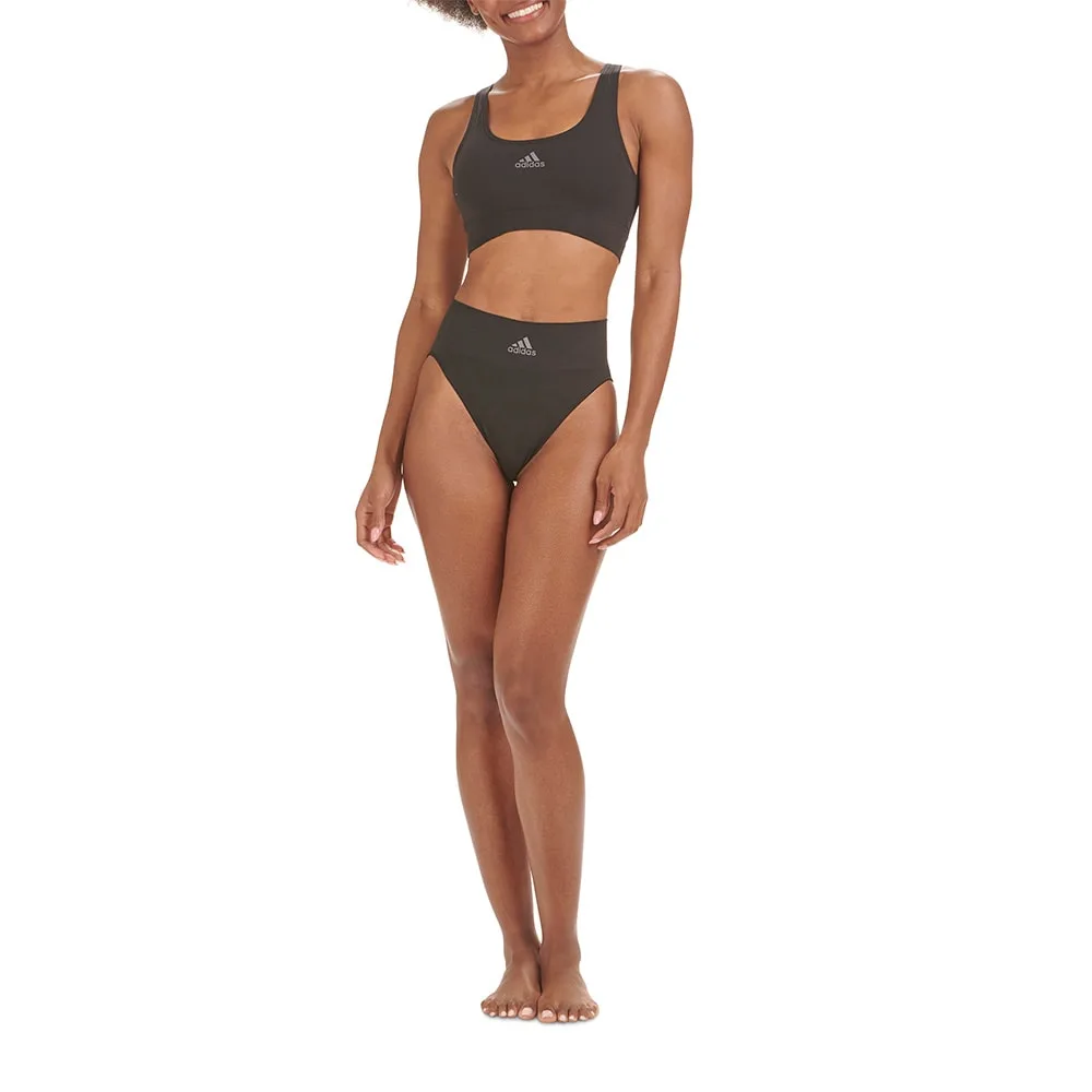 En modell bär Adidas HIGH LEG BRIEF mikrofibertrosa med matchande topp