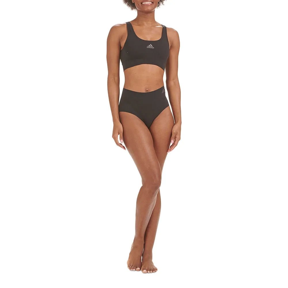 Adidas Scoop Lounge Seamless Bra sportbh (dam på en modell som bär ett matchande set