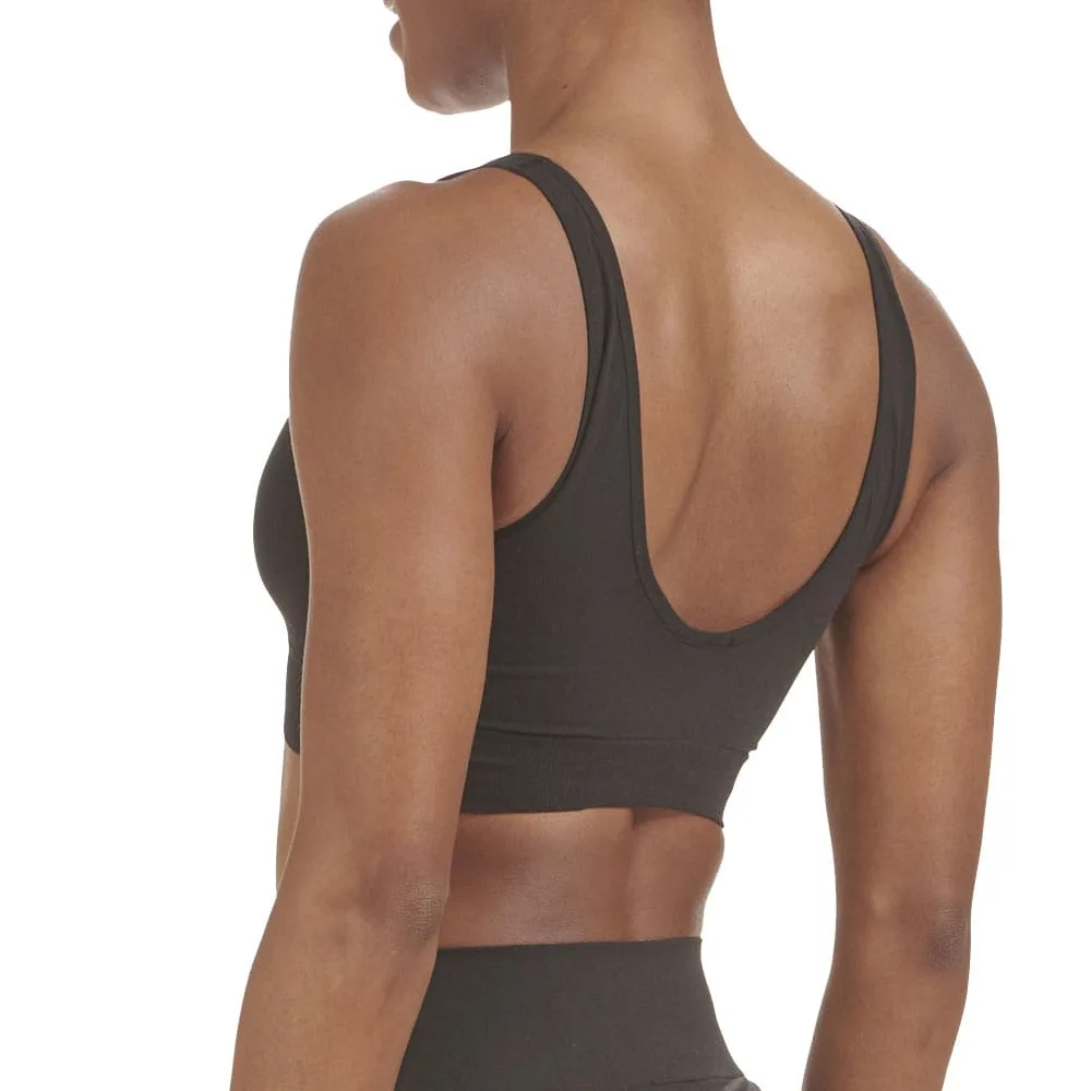 Närbild på ryggtavla på en modell som bär Adidas Scoop Lounge Seamless Bra sportbh (dam