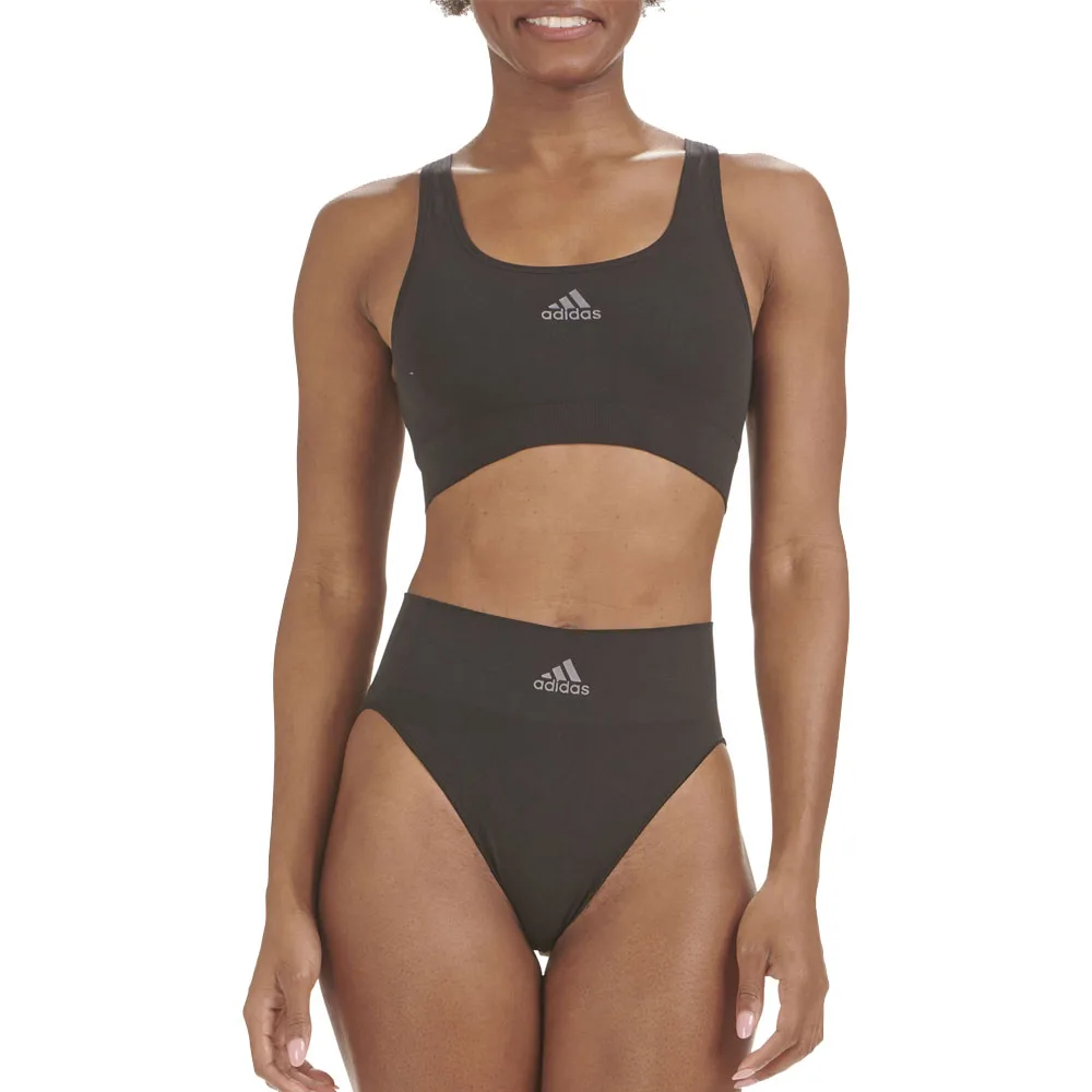 Adidas Scoop Lounge Seamless Bra sportbh (dam på en modell