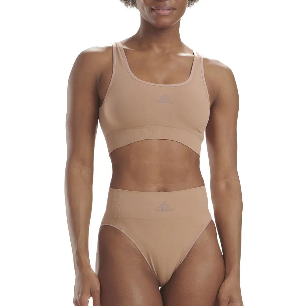 En modell bär den sköna Adidas Scoop Lounge Seamless Bra sportbh (dam