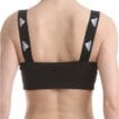 En modell bär Adidas Bandeau träningstopp (dam) och visar baksidan