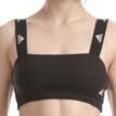 En skön Adidas Bandeau träningstopp (dam) på en modell