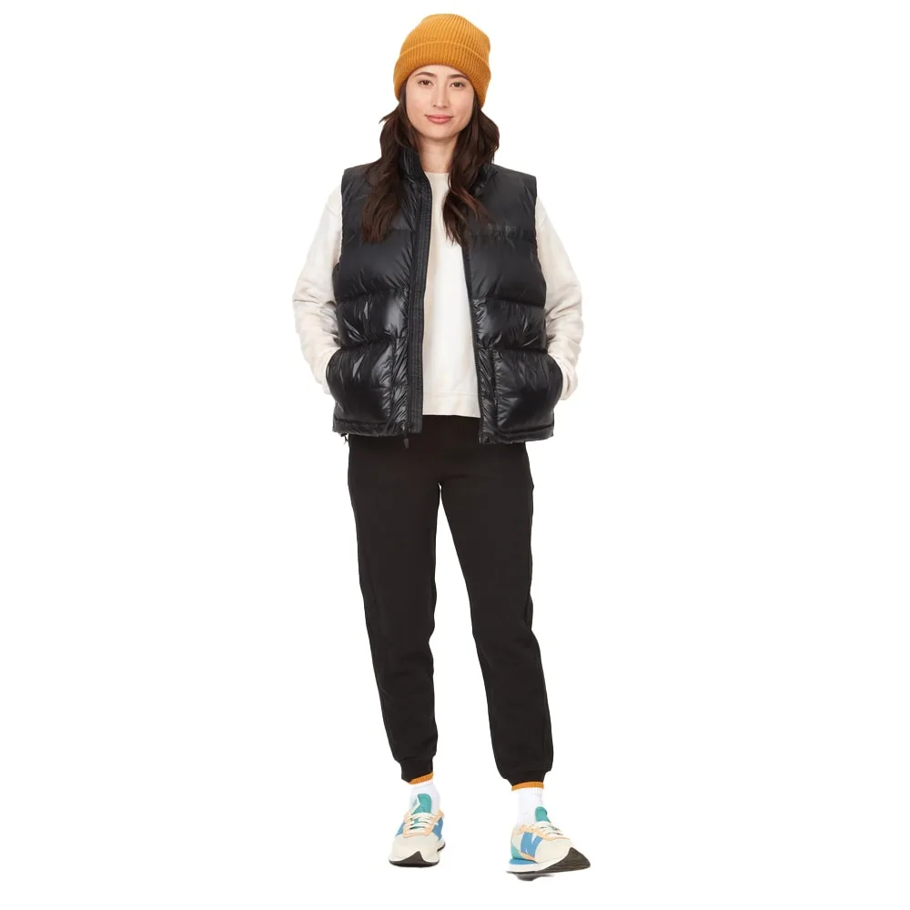 Marmot Guides Down Vest dunväst (dam) på en modell, hon har en orange mössa
