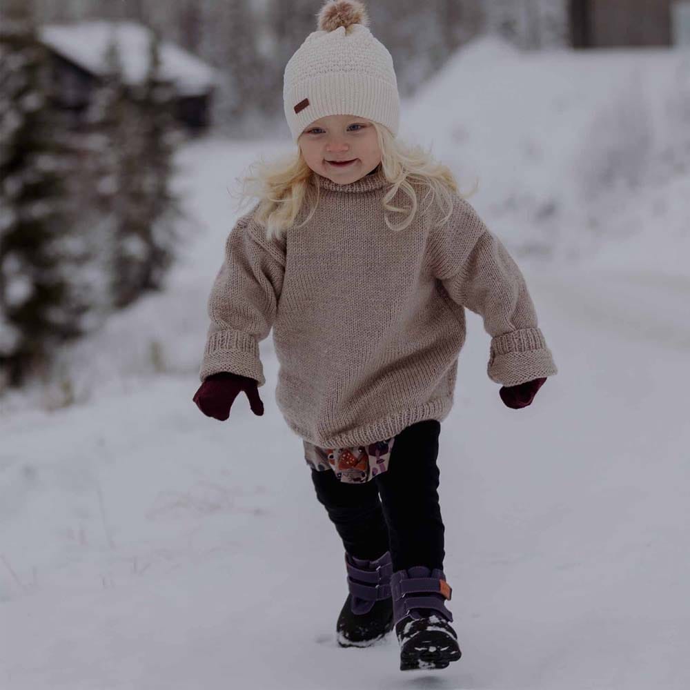 Kavat Yxhult 2.0 XC vinterkänga (barn) på ett barn som leker i snön