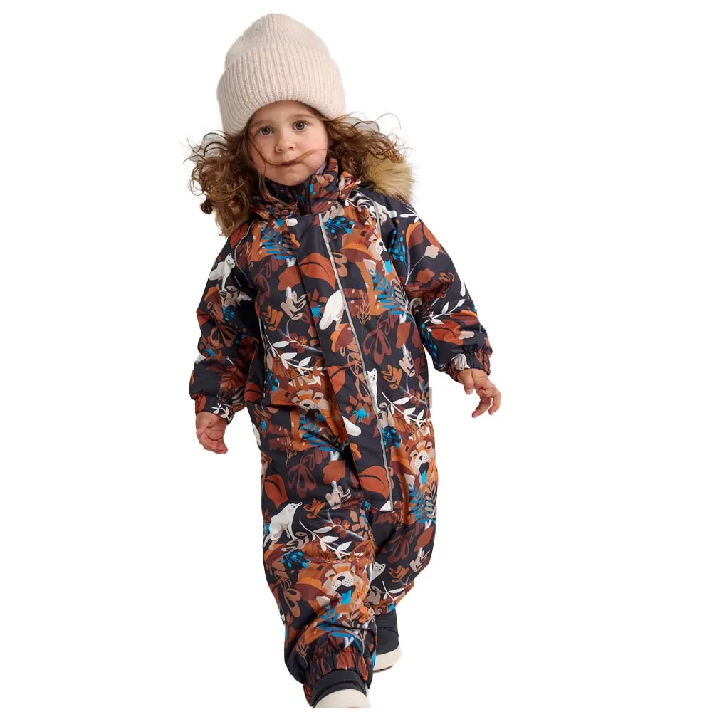 Ett barn bär Småbarn vattentät vinteroverall Lappi