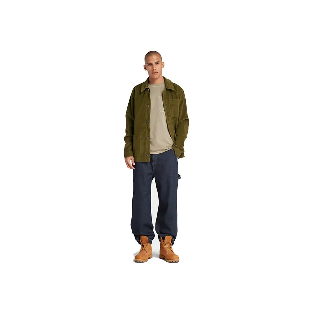 En modell bär En snygg ock skön Timberland Kempshire Corduroy Chorejacket jacka (herr)