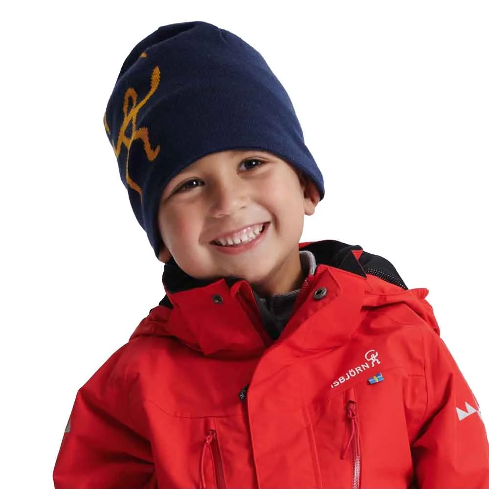 ISBJÖRN HAWK KNITTED CAP navy på en modell som ler