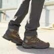 En modell som bär Timberland Chocorua waterproof mid hiker kängor (herr)