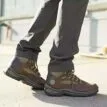 En modell som bär Timberland Chocorua waterproof mid hiker kängor (herr)