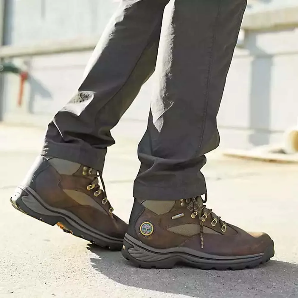 En modell som bär Timberland Chocorua waterproof mid hiker kängor (herr)