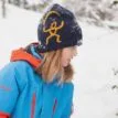 ISBJÖRN HAWK KNITTED CAP på en modell i naturen