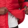 En modell som använder dragkedjan på Marmot Plasma Parka jacka