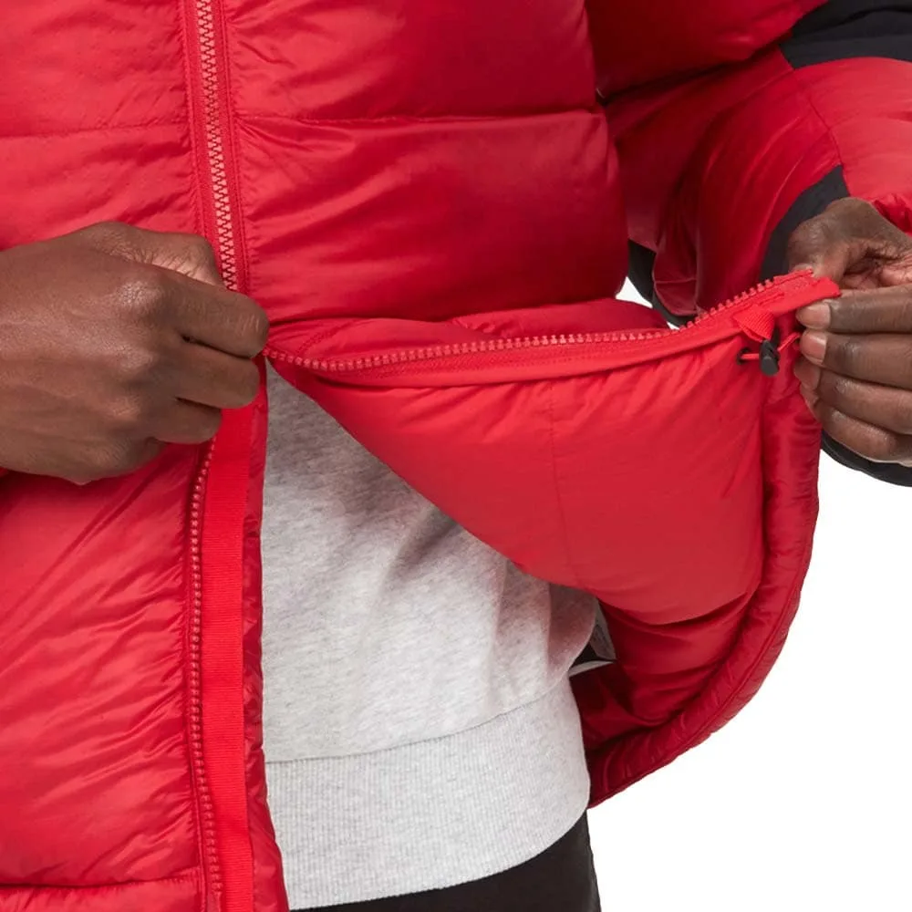 En modell som använder dragkedjan på Marmot Plasma Parka jacka