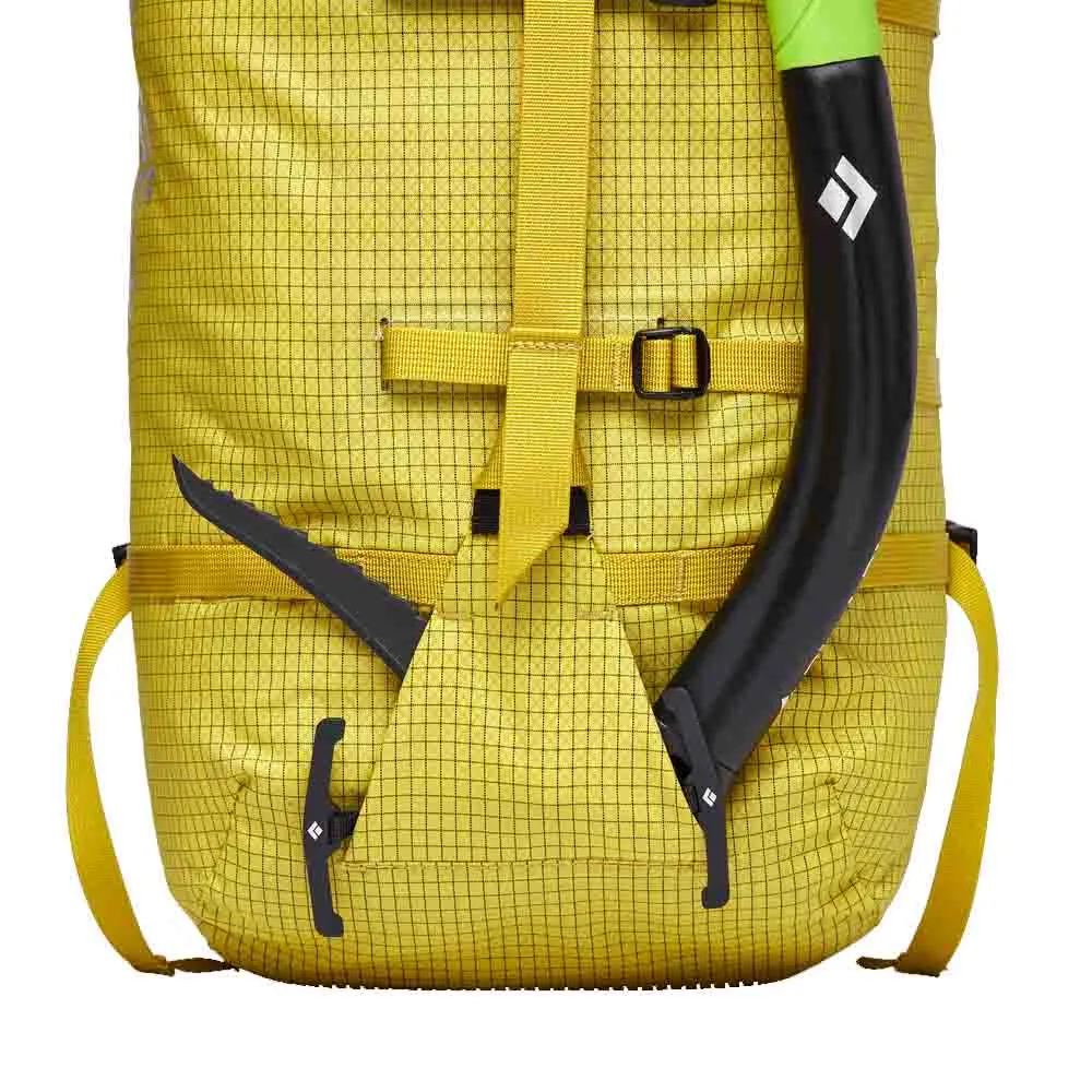 En ishacka fastspänd på Black Diamond Speed 50L ryggsäck