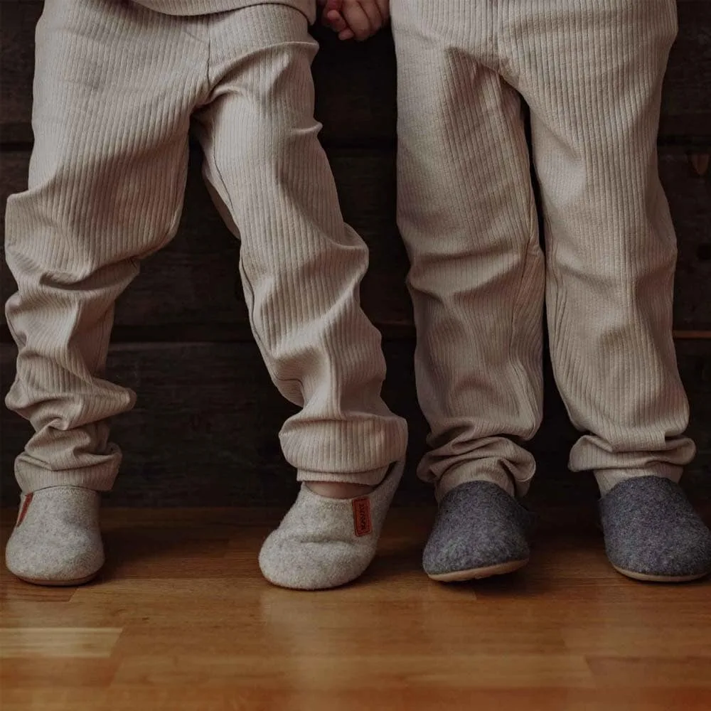 Miljöbild på två barn som använder Kavat Morby WB