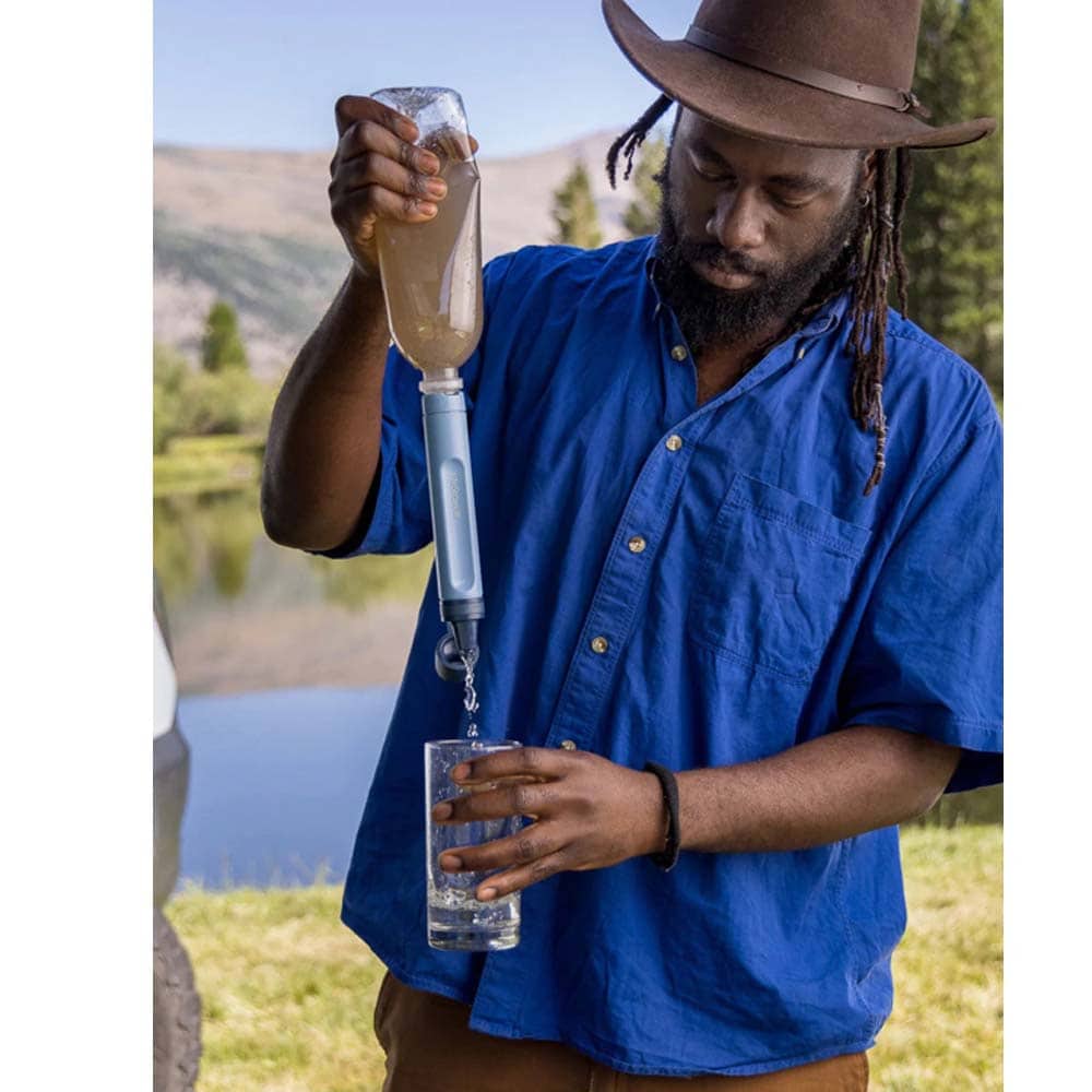 Man som använder Lifestraw Personal Peak sugrör