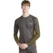 Framsida tröja av Ett varmt och skönt Craft Core Dry Baselayer Set för män