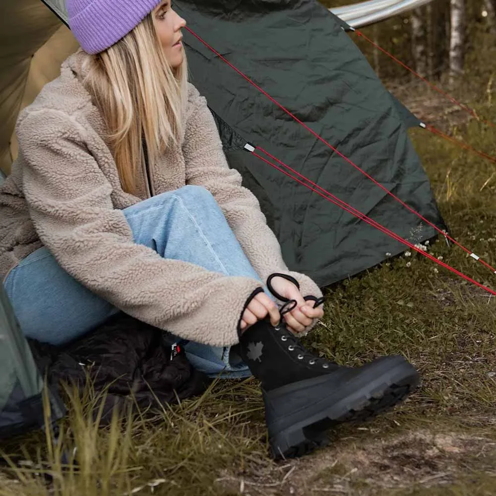 Canada Snow Mount Zoe LaceUp trekkingboots (dam) på en modell som knyter skorna