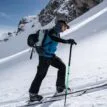 En modell bär Black Diamond Recon Stretch Pants skidbyxa (herr) uppför en backe