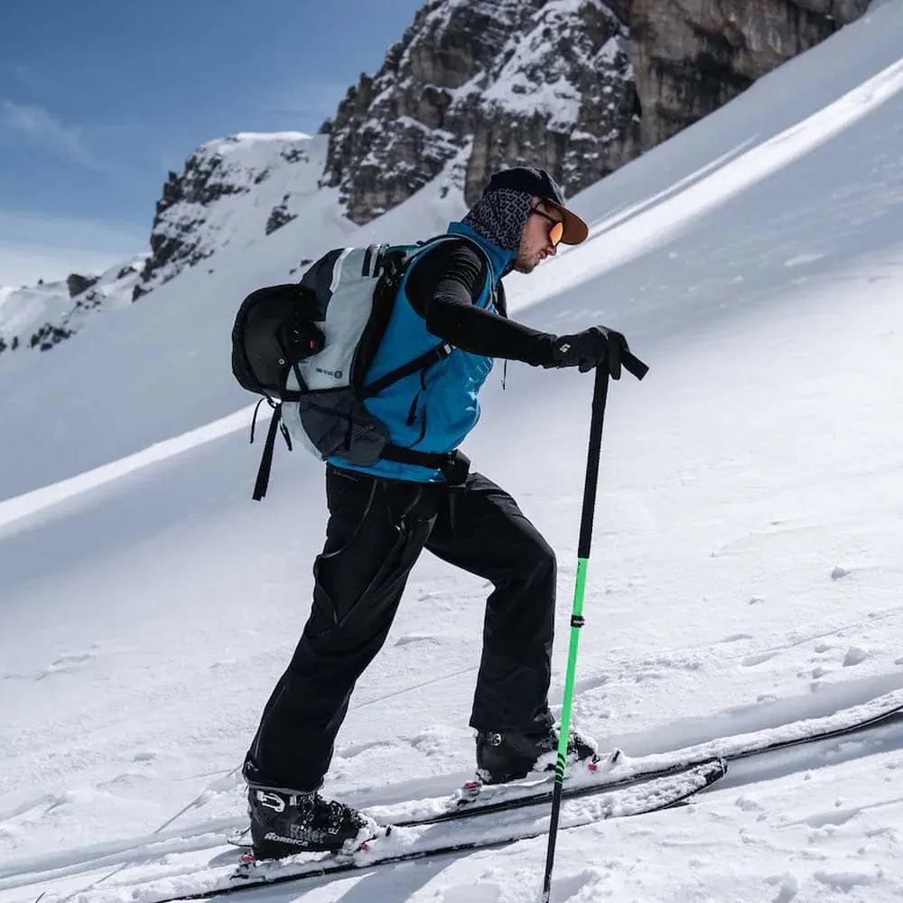 En modell bär Black Diamond Recon Stretch Pants skidbyxa (herr) uppför en backe
