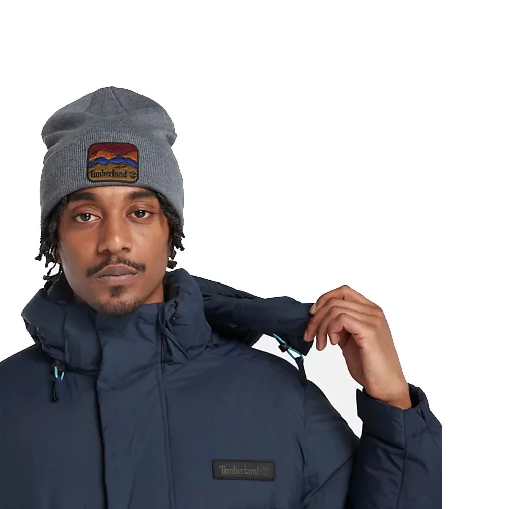 En modell har på sig den varma och sköna Timberland Down Puffer Parka vinterjacka (Herr)