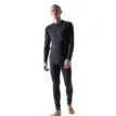 Ett varmt och skönt Craft Core Dry Baselayer Set för män på en modell i färgen svart
