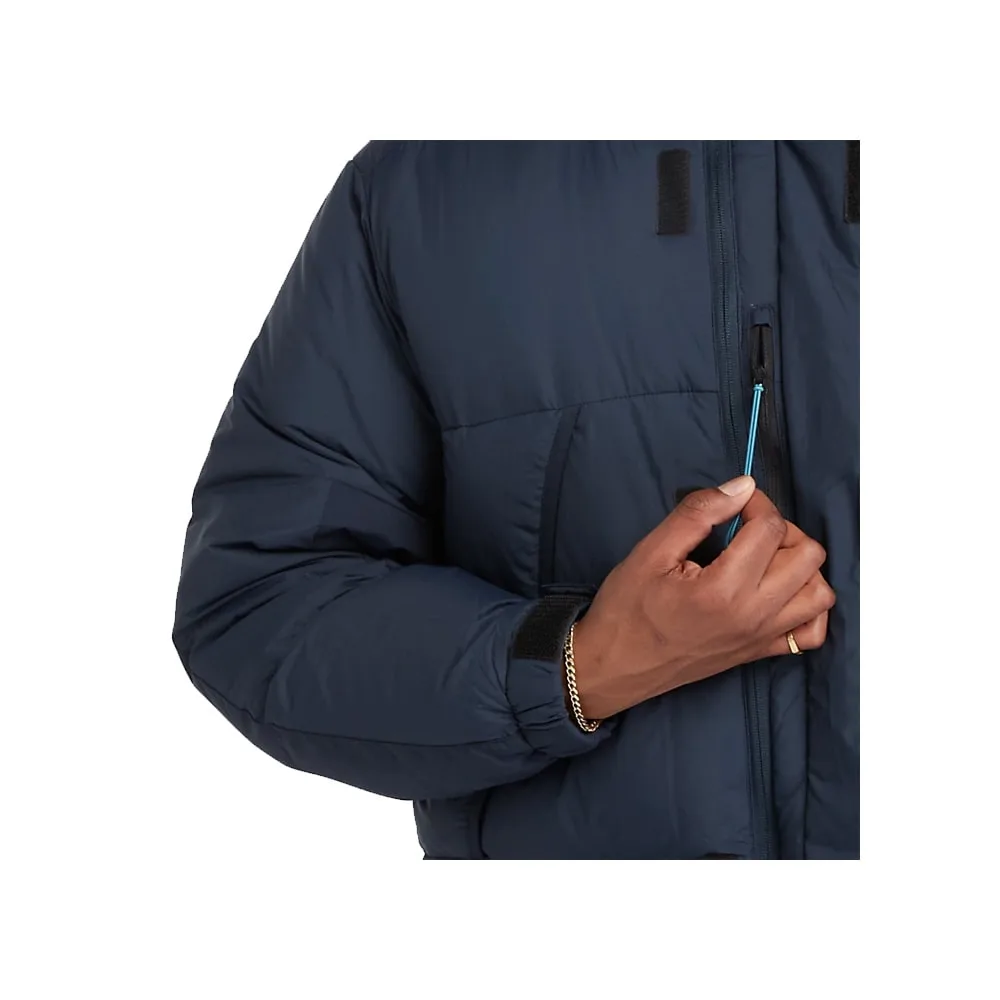 En modell använder bröstfickan på Timberland Down Puffer Parka vinterjacka (Herr)